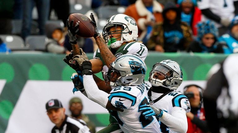 Jets receiver Robby Anderson hauls in a touchdown pass against...