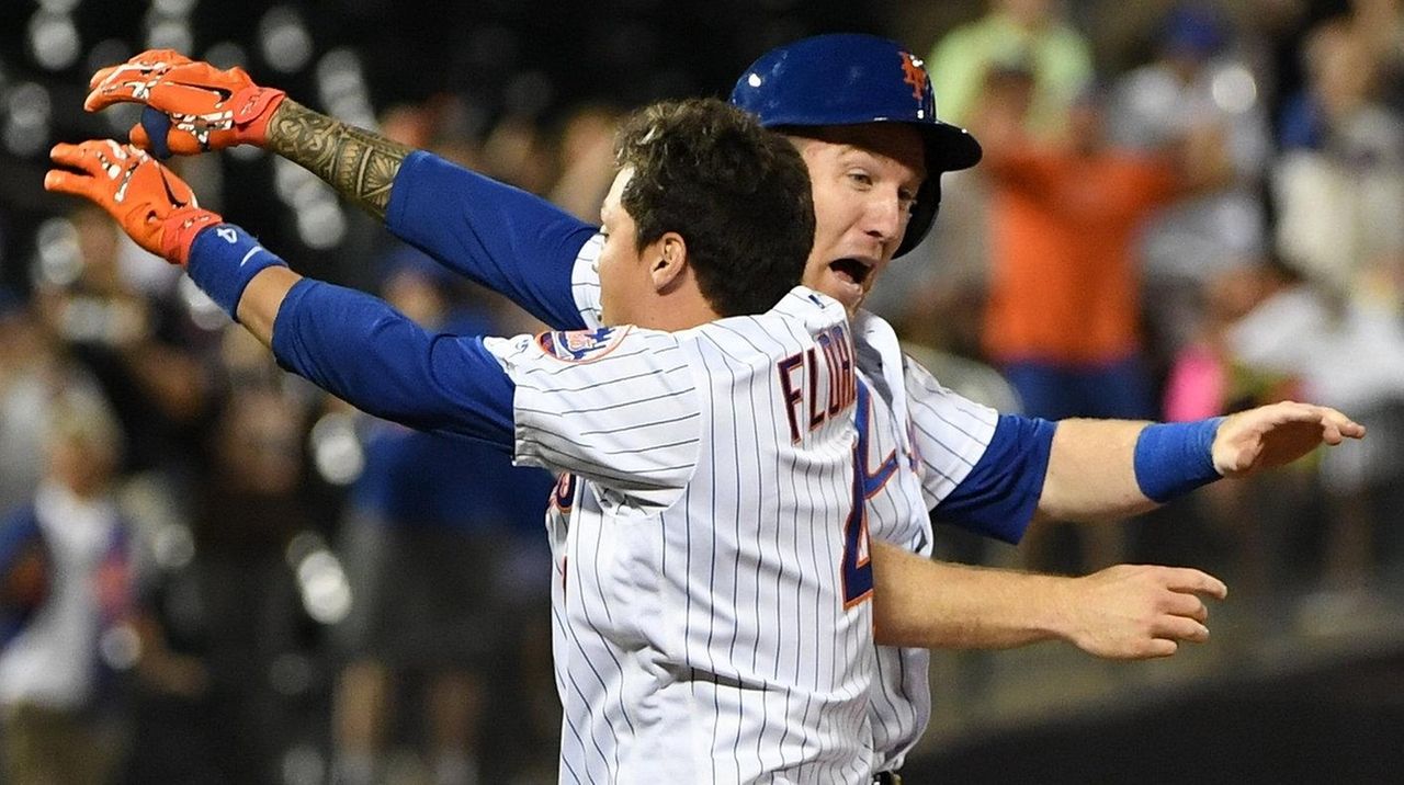 New York Mets' Todd Frazier hits a two-RBI single off Pittsburgh