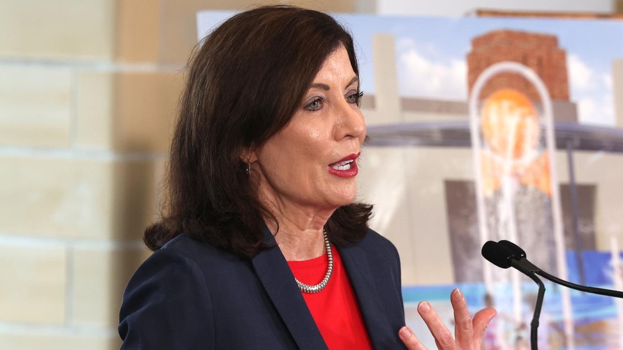 Gov. Kathy Hochul signs bill aimed at sewer expansion in Suffolk County - Vimarsana News