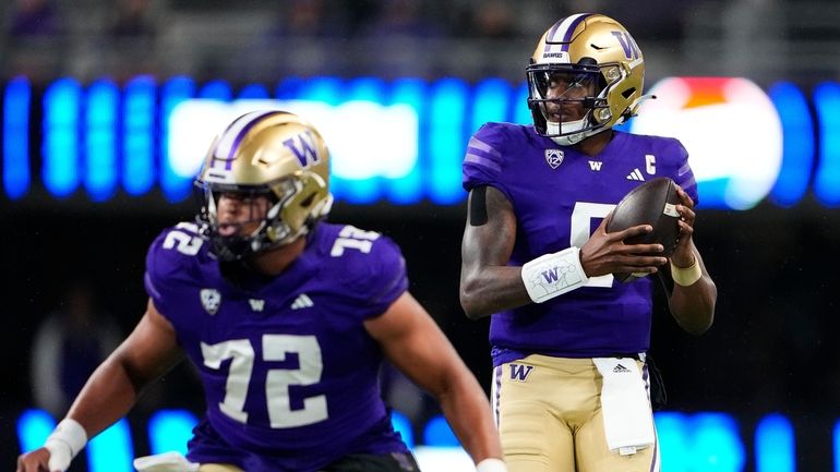 Washington quarterback Michael Penix Jr. (9) looks for a receiver...