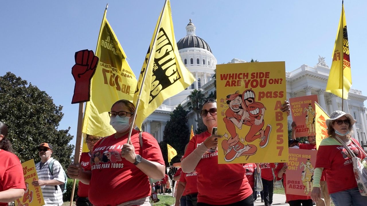 California's law aimed at fast food wages is on hold. Lawmakers may have found a way around it - Vimarsana News