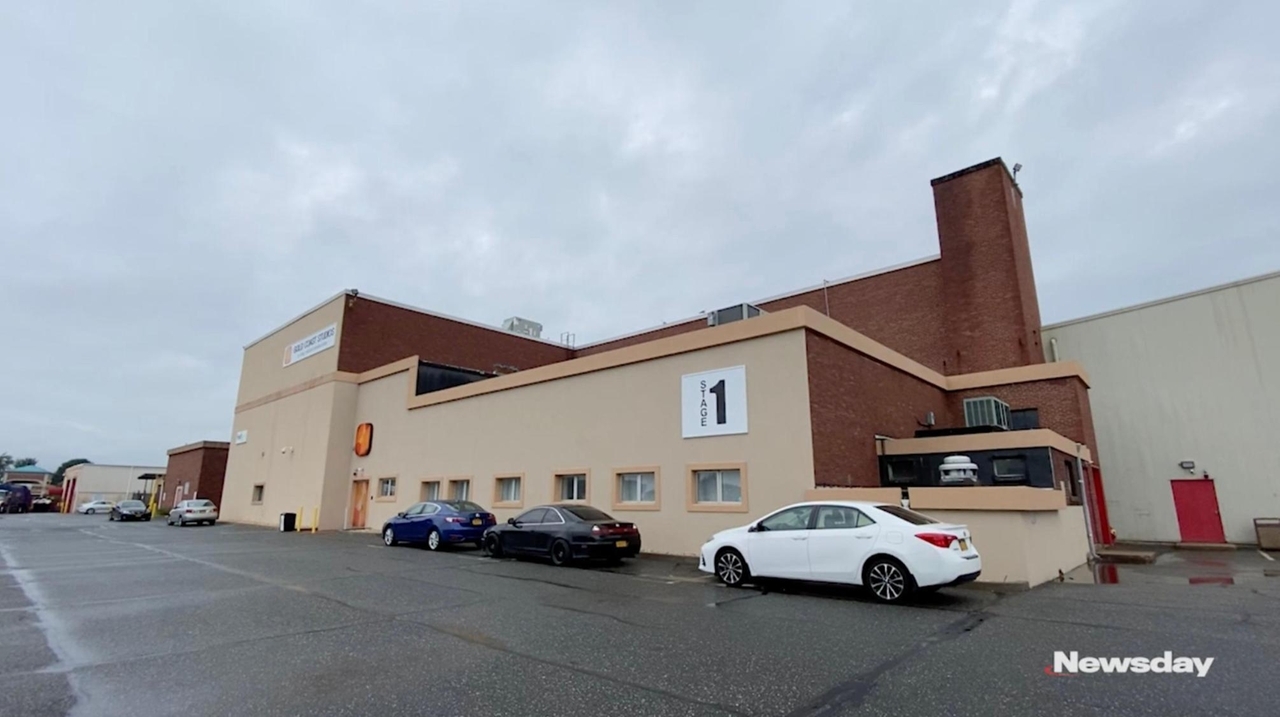 Bethpage Studio Seeks Permit To Allow Live Audience On Set Of New Kevin James Comedy Newsday