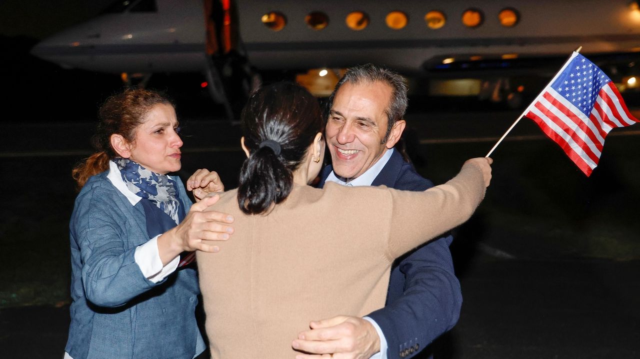 Americans Freed From Iran Arrive Home, Tearfully Embrace Their Loved ...