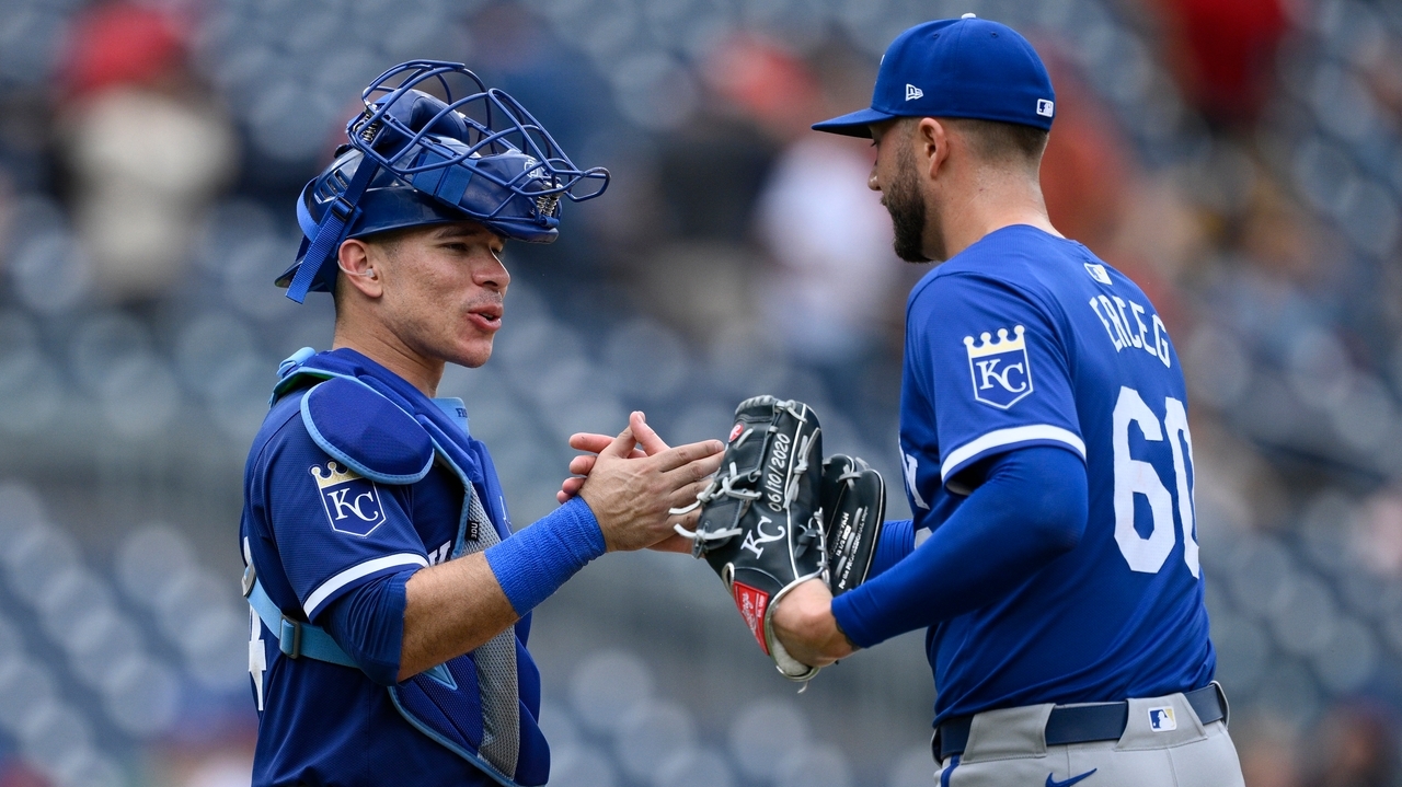 Frazier's pinch-hit, 2-run single lifts the Royals to a series sweep of
