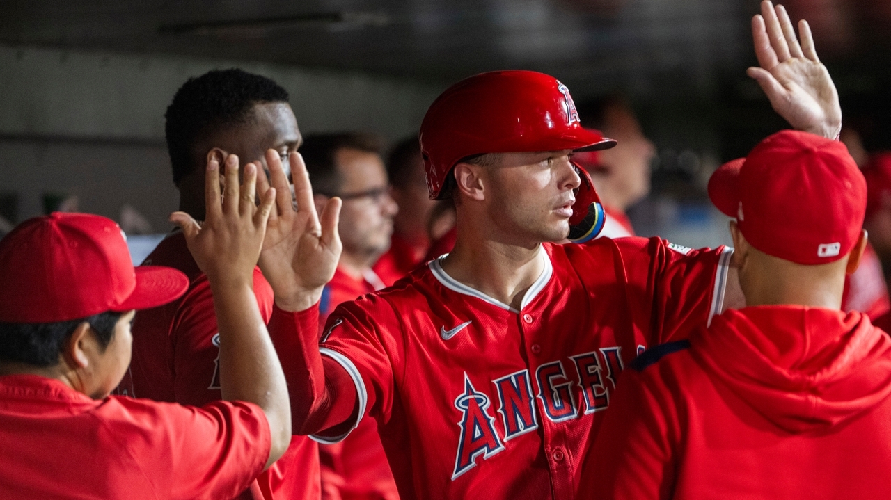 O'Hoppe hits 2 of Angels' 4 homers in 6th straight win, 10-5 over ...