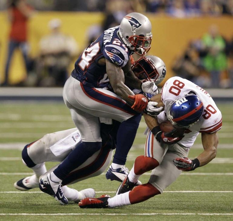 Wide receiver Victor Cruz (80) of the New York Giants kissed the