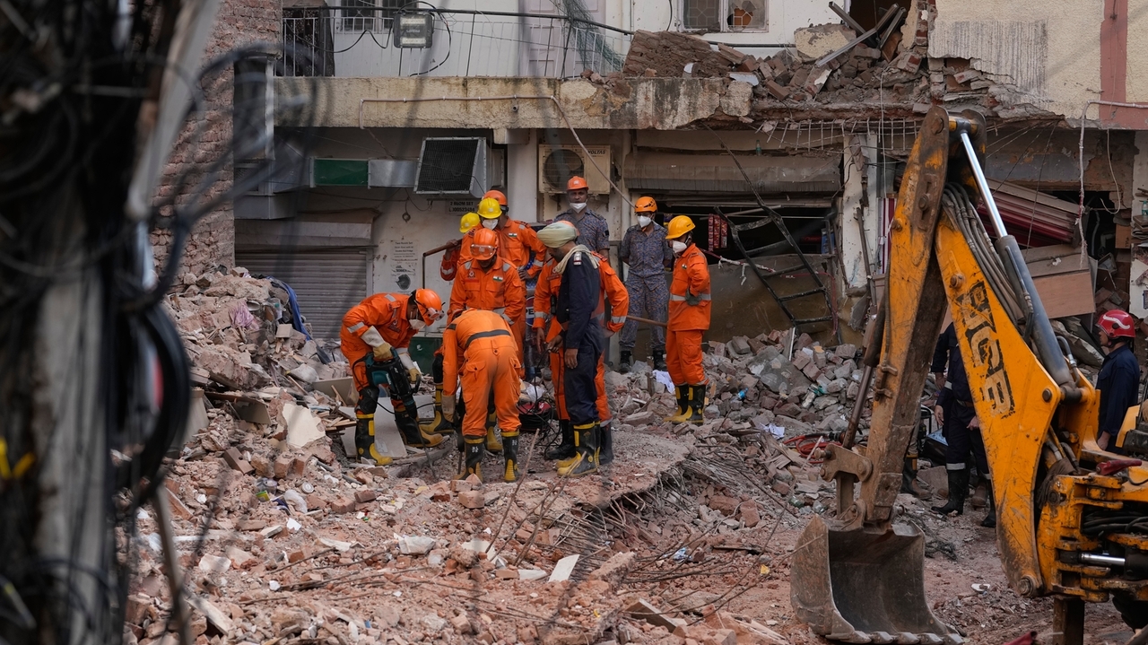 ニューデリーの学生ホステルが崩落し7人死亡、地下の修繕や浸水が原因か