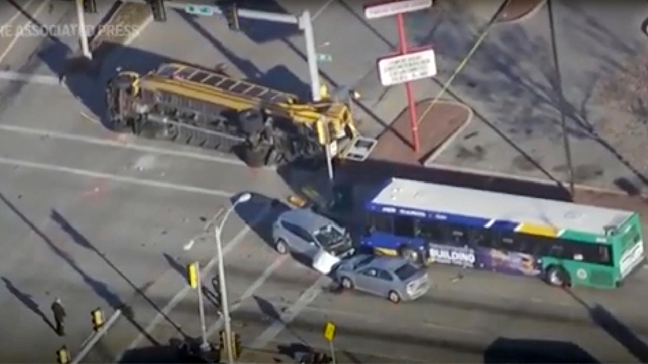 Vehicle wanted in Chicago homicide crashes into Milwaukee school bus ...