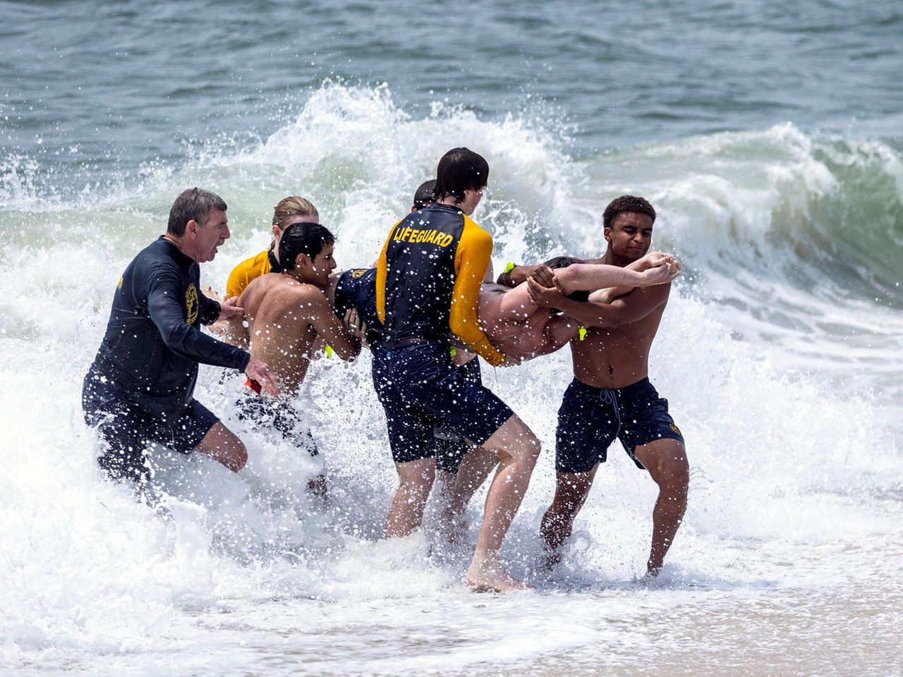 How to Dress Professionally As a Lifeguard: 7 Steps