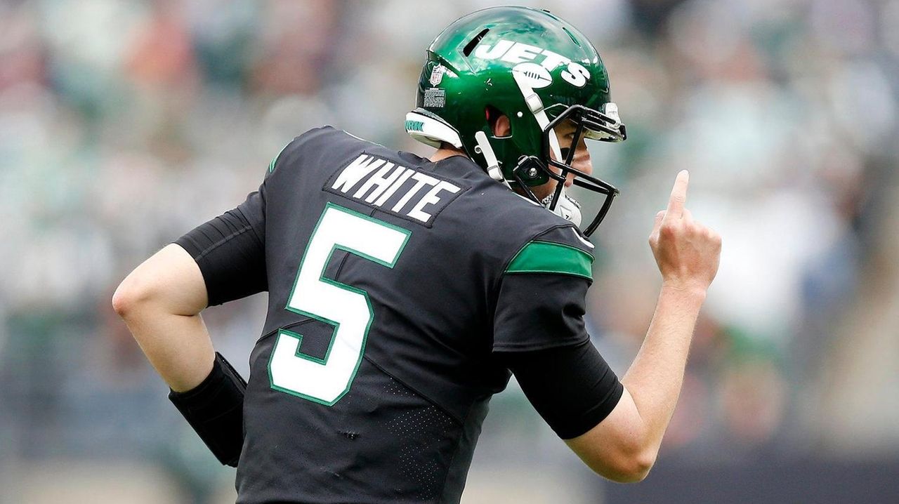 New York Jets quarterback Mike White celebrates after catching a two-point  conversion during th …