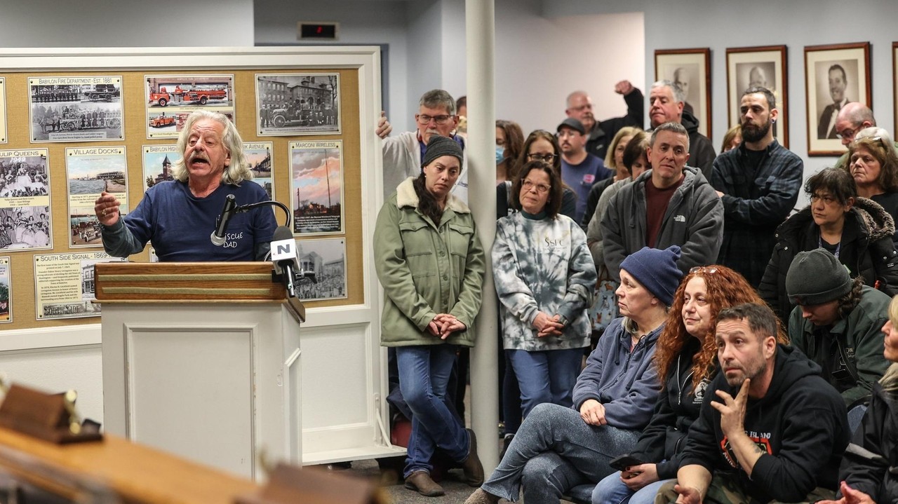 Babylon cat lovers to village board: Keep feeding ferals legal - Newsday