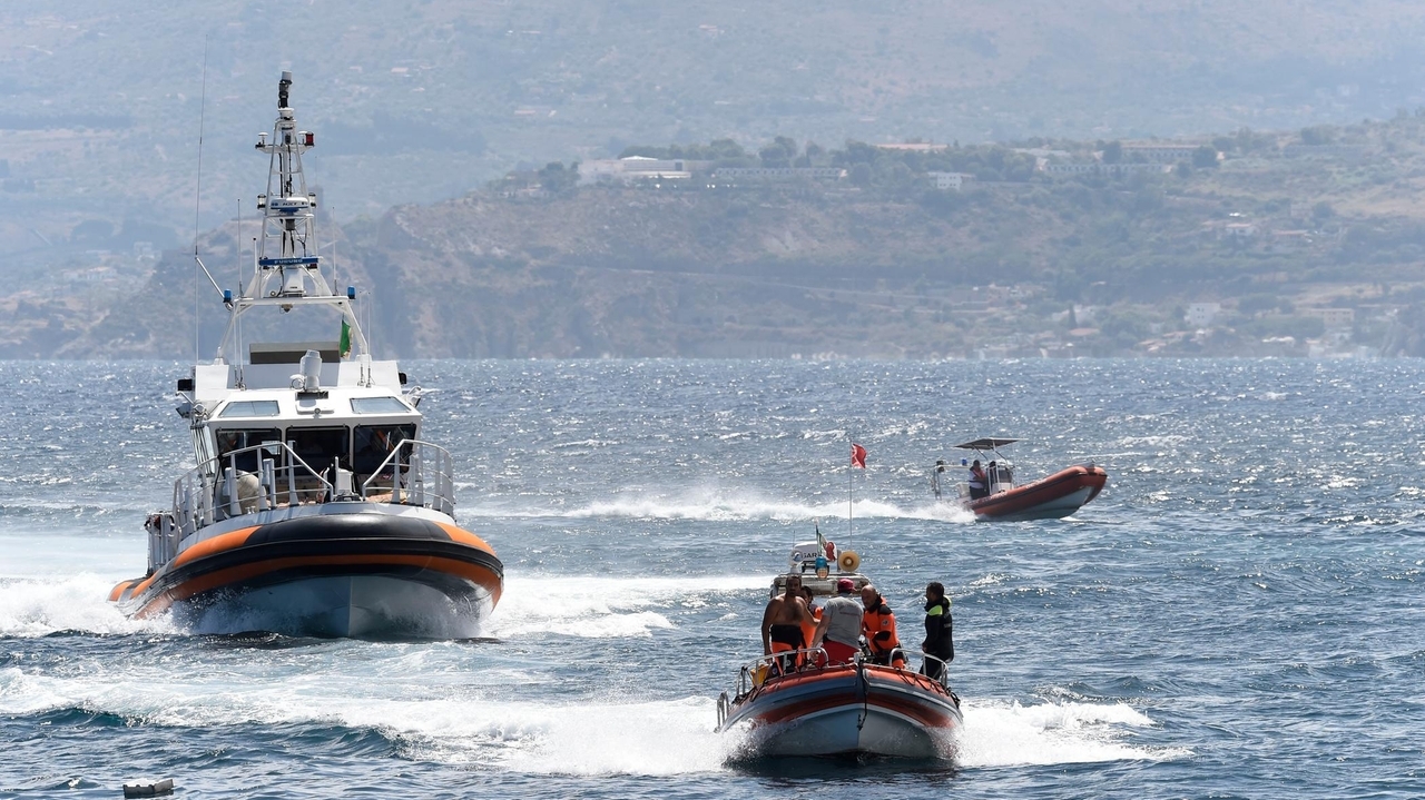 What is known about the sinking of a luxury yacht off the coast of Sicily and those aboard