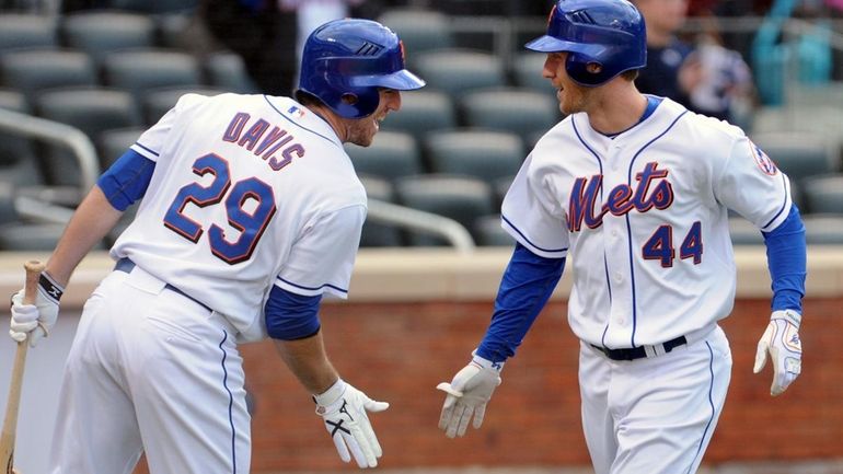 Mets left fielder Jason Bay, right, is congratulated by Ike...