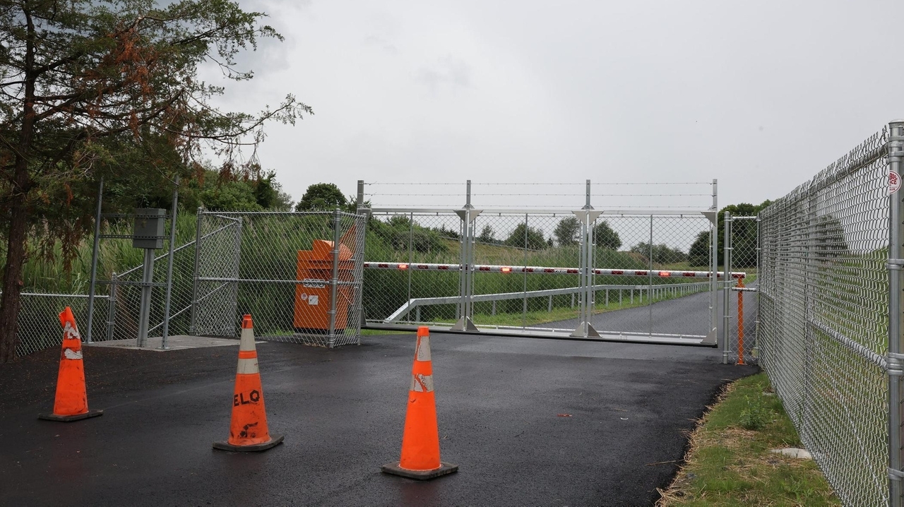 【CRASH GATE】 Crash gate' to speed emergency response built near Farmingdale bus