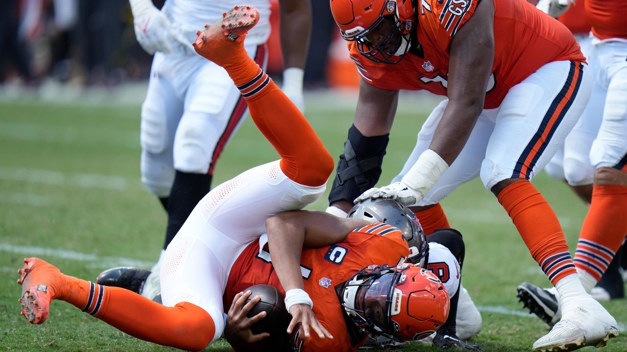 Bears' Justin Fields throws brutal interception off Commanders