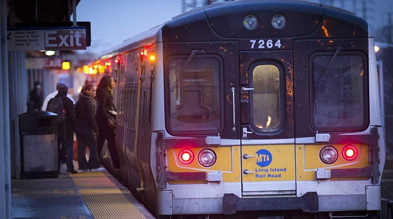 lirr-historic-gain-from-off-peak-job-leisure-ridership-newsday