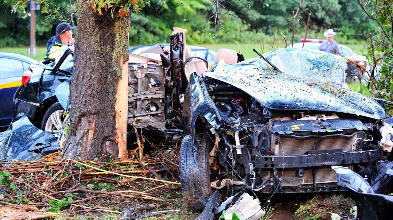 Hauppauge teen dies in singlevehicle crash, State Police say Newsday