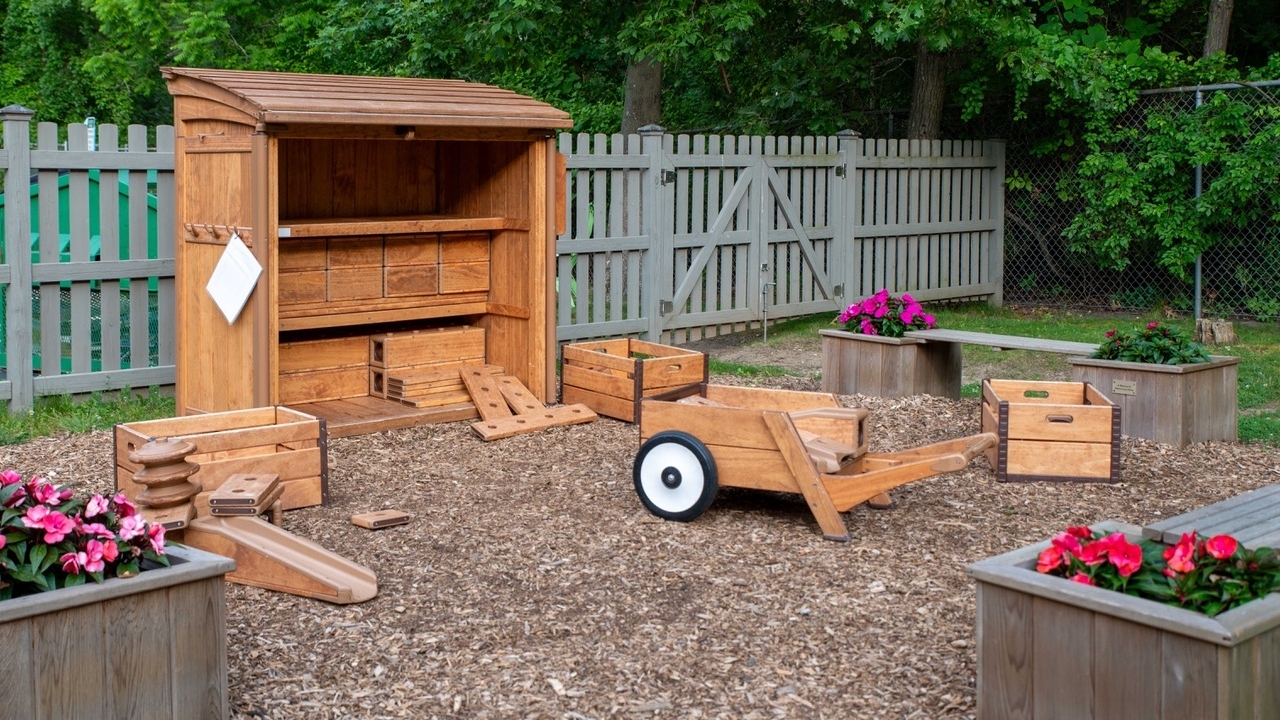 Libraries with free outdoor play spaces on Long Island