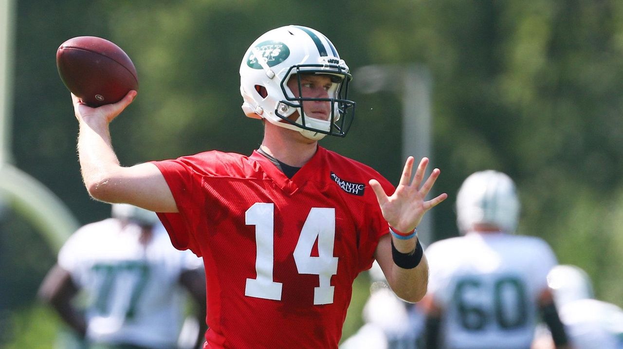 Confident Sam Darnold hits Jets practice field for first time