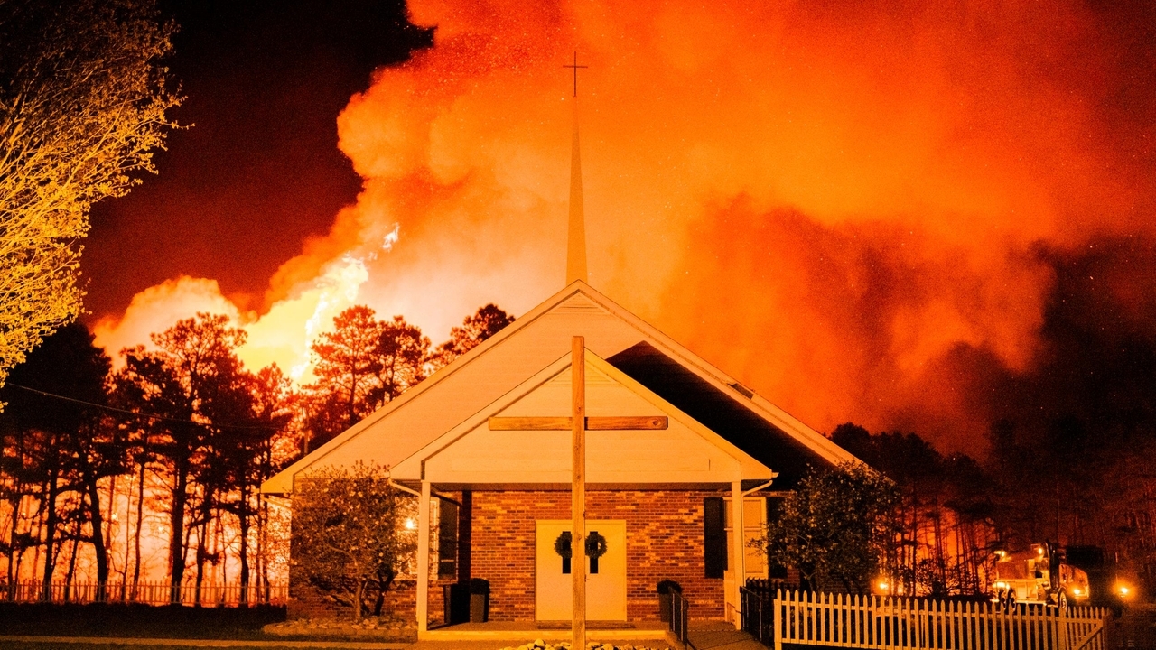 Big flames, raining embers in New Jersey pine barrens fire - Vimarsana News