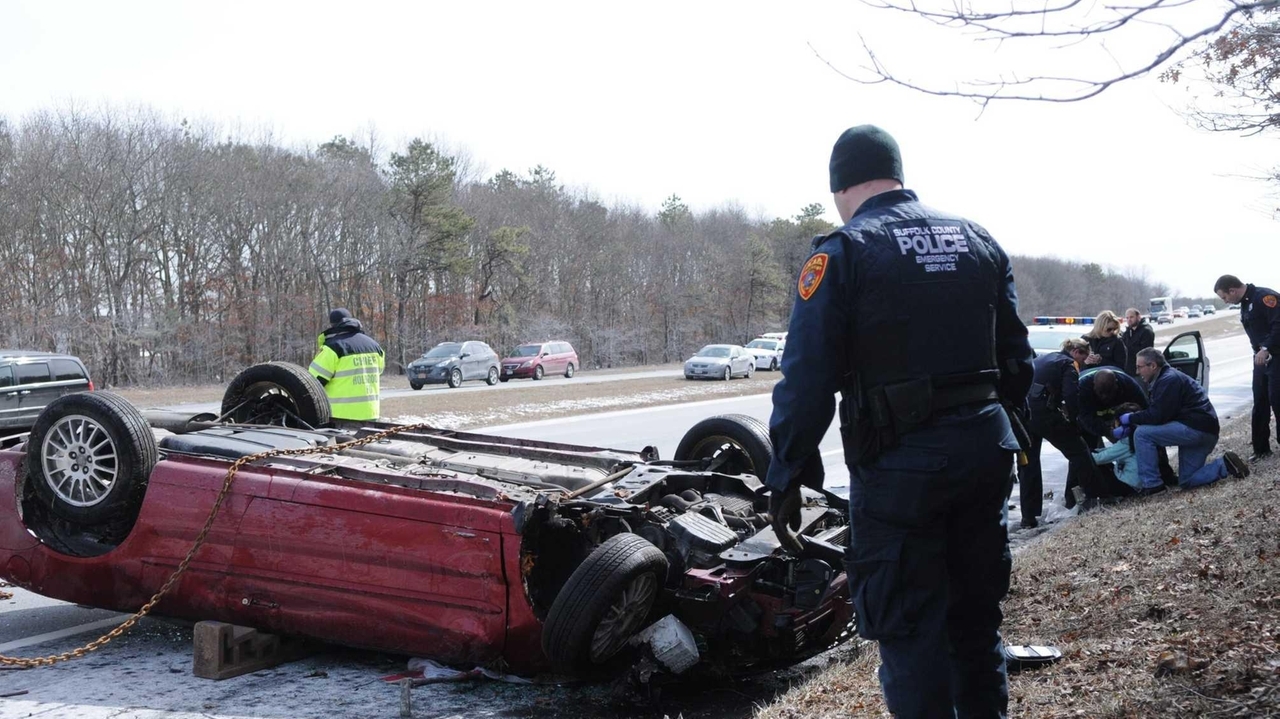 Good Samaritan pulls teen driver from overturned car - Newsday