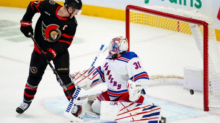 Ottawa Senators left wing Brady Tkachuk (7) scores on a...