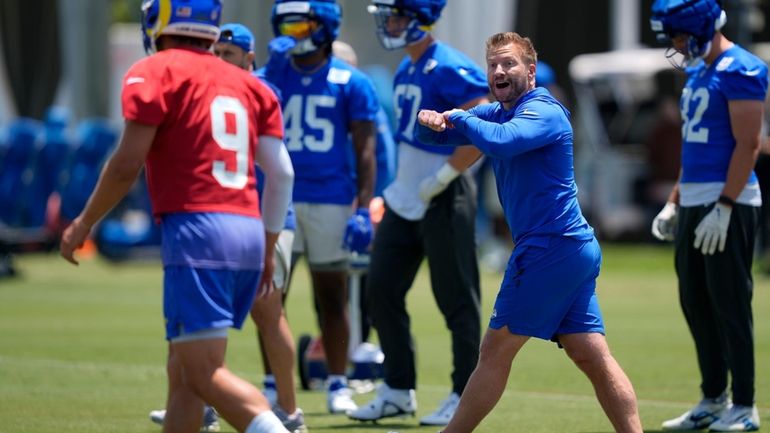 Los Angeles Rams' head coach Sean McVay, right, gestures at...