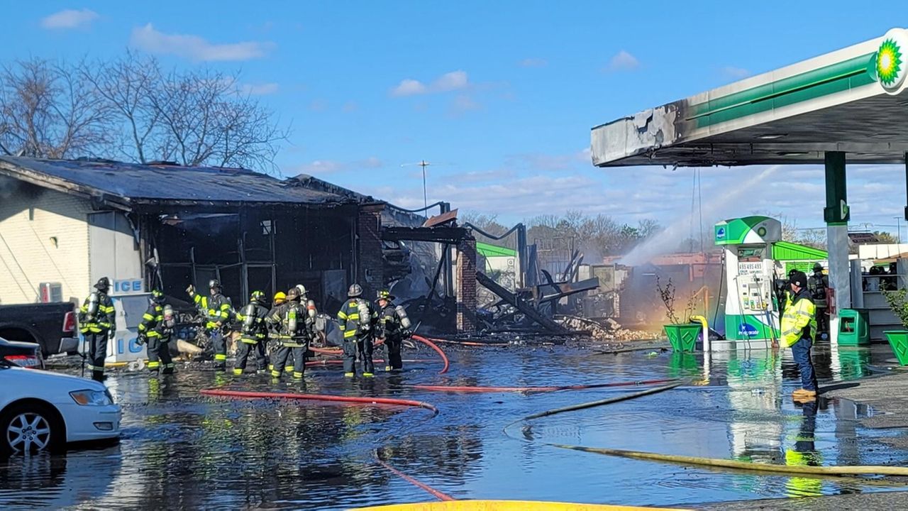 Cops Mechanic working on gas tank sparks fire in Islandia Newsday