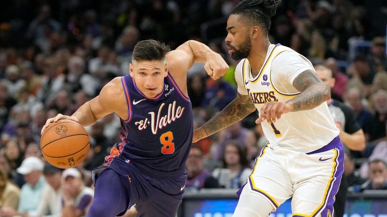 Phoenix Suns guard Grayson Allen (8) drives against Los Angeles...