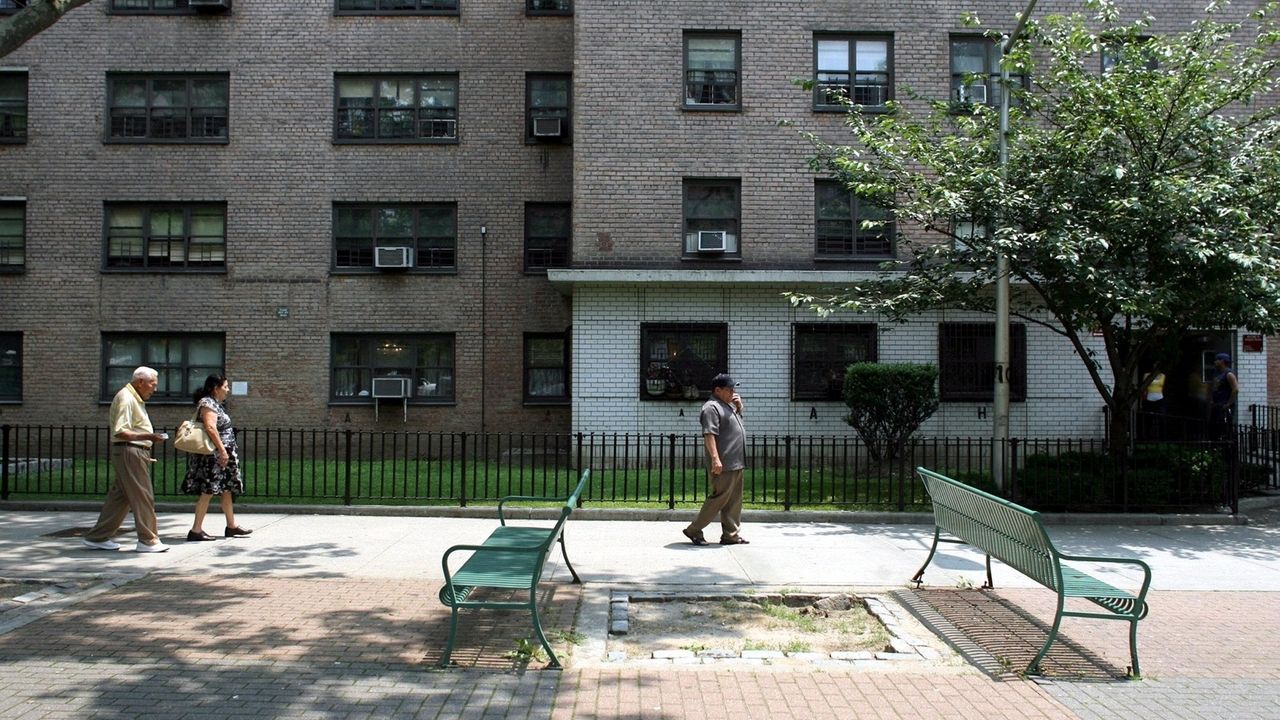 Bay Shore man sentenced for accepting bribe as NYCHA public housing