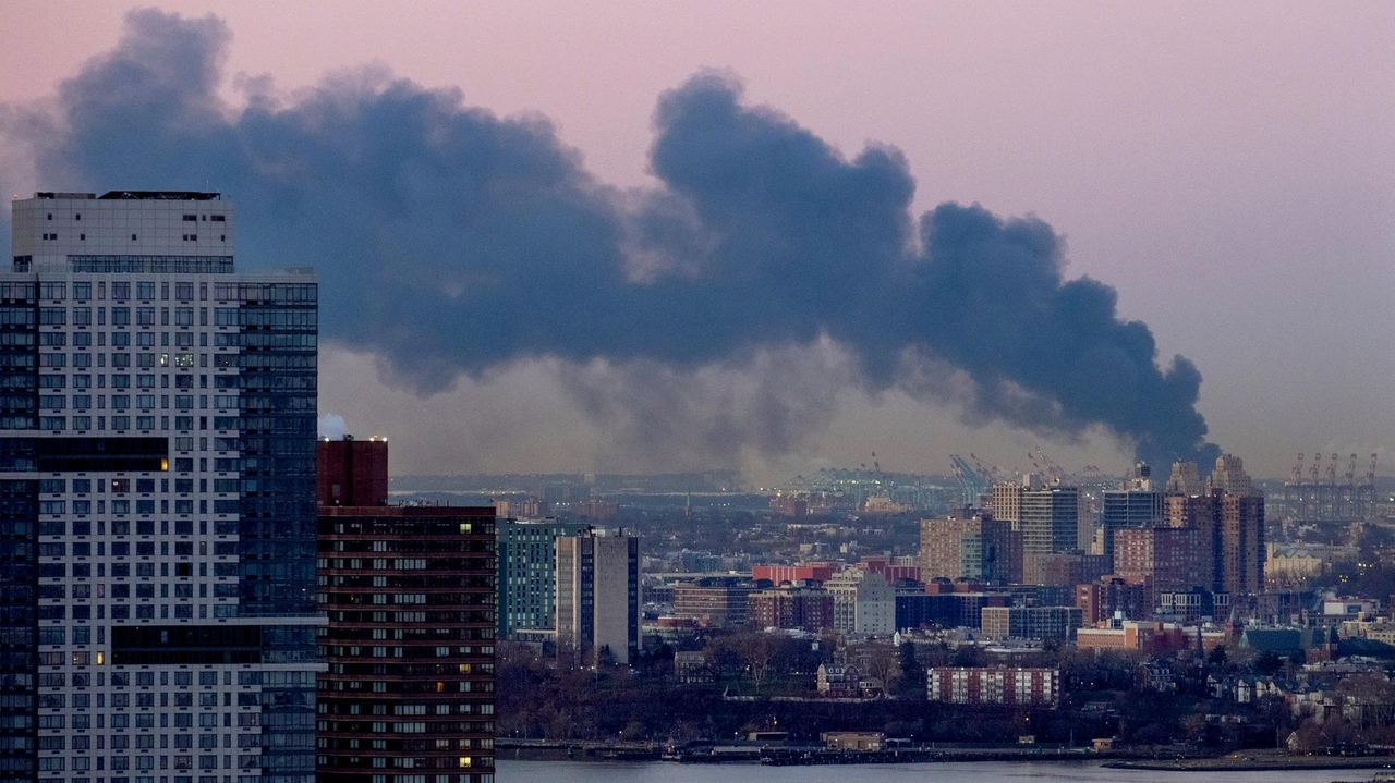 New Jersey firefighters battle 4-alarm blaze at former home to Singer's 1st sewing machine factory - Vimarsana News