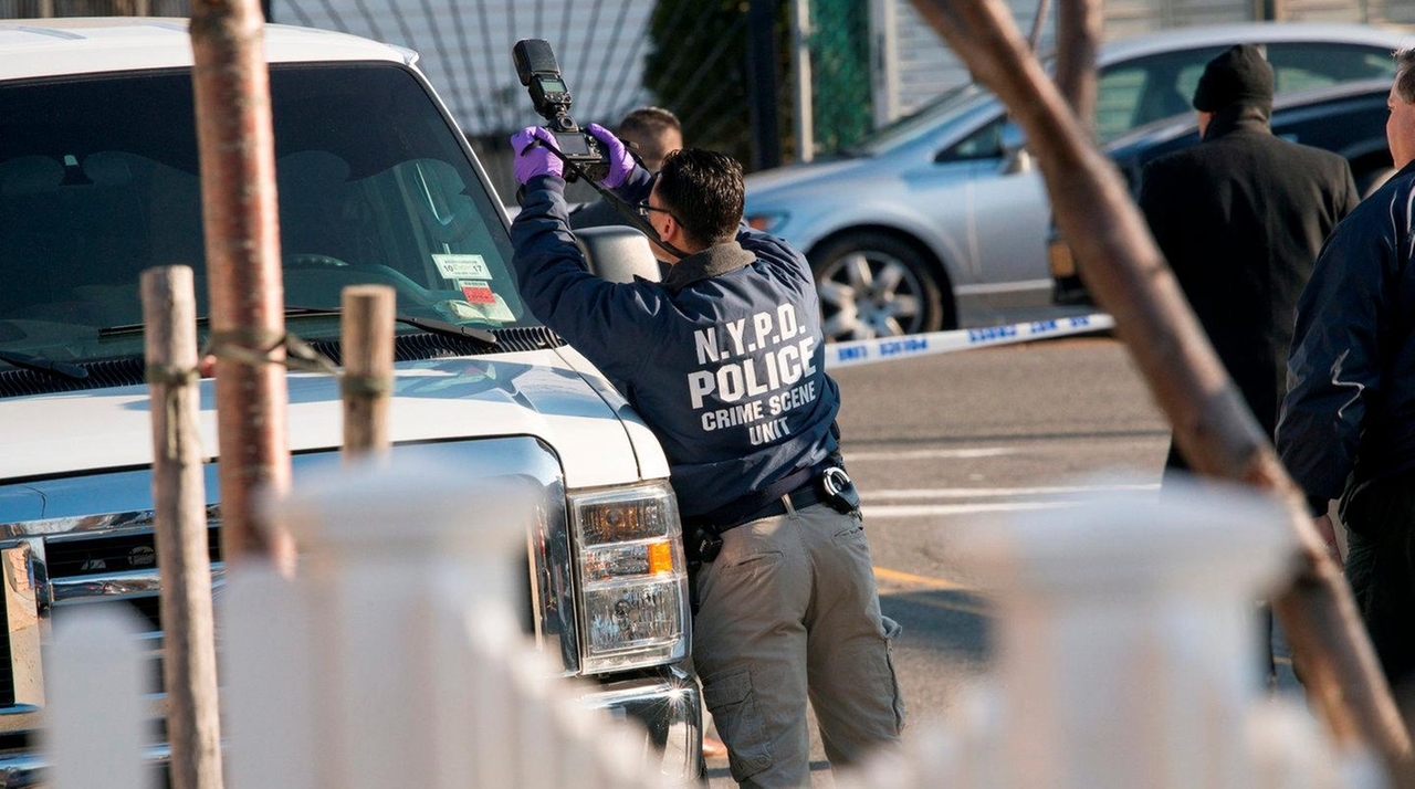Off-duty NYPD cop fatally shoots man while responding to Craigslist ad ...