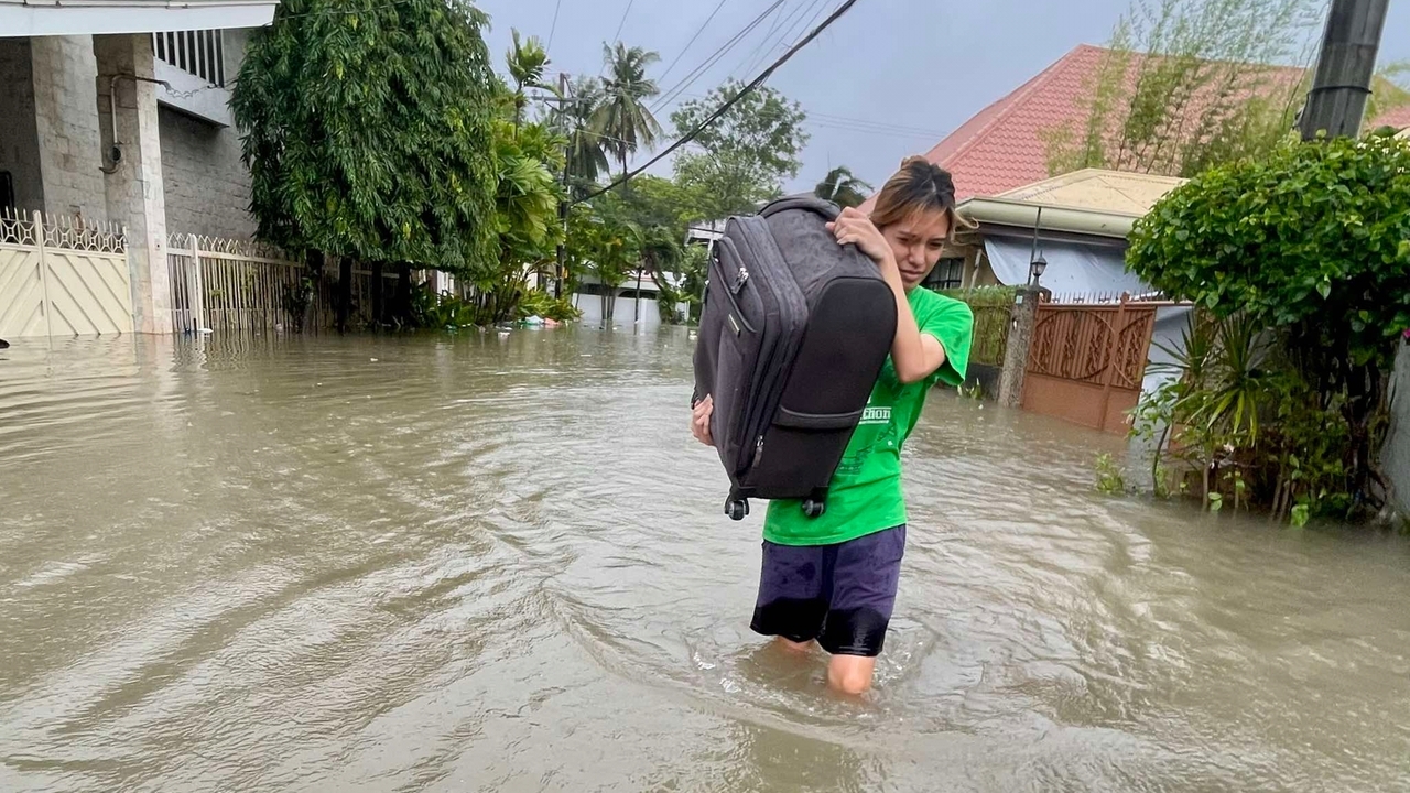 Typhoon Kalmaegi moves across central Philippines, leaving at least 1 ...