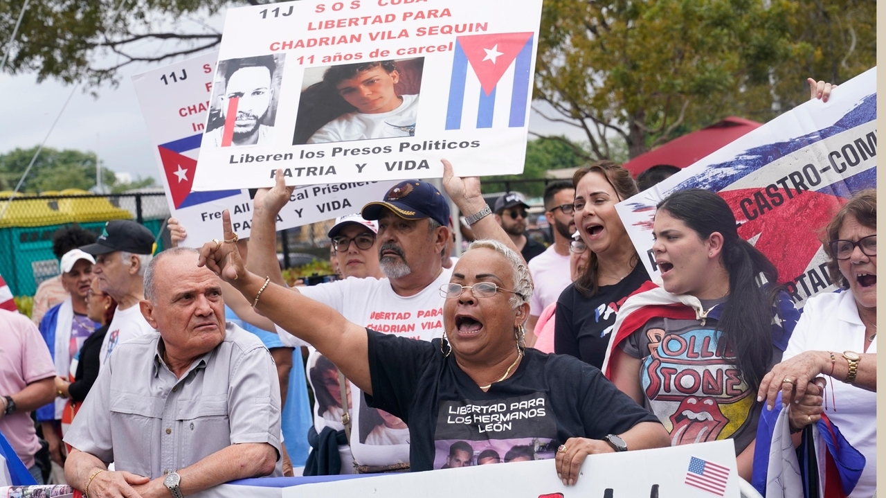 Cuban baseball team draws ire, support in Little Havana - Newsday