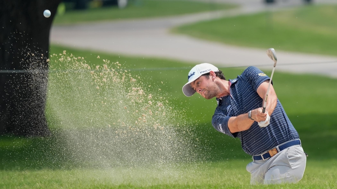 Davis Riley has 70-minute wait before last putt in bogey-free 2nd round ...