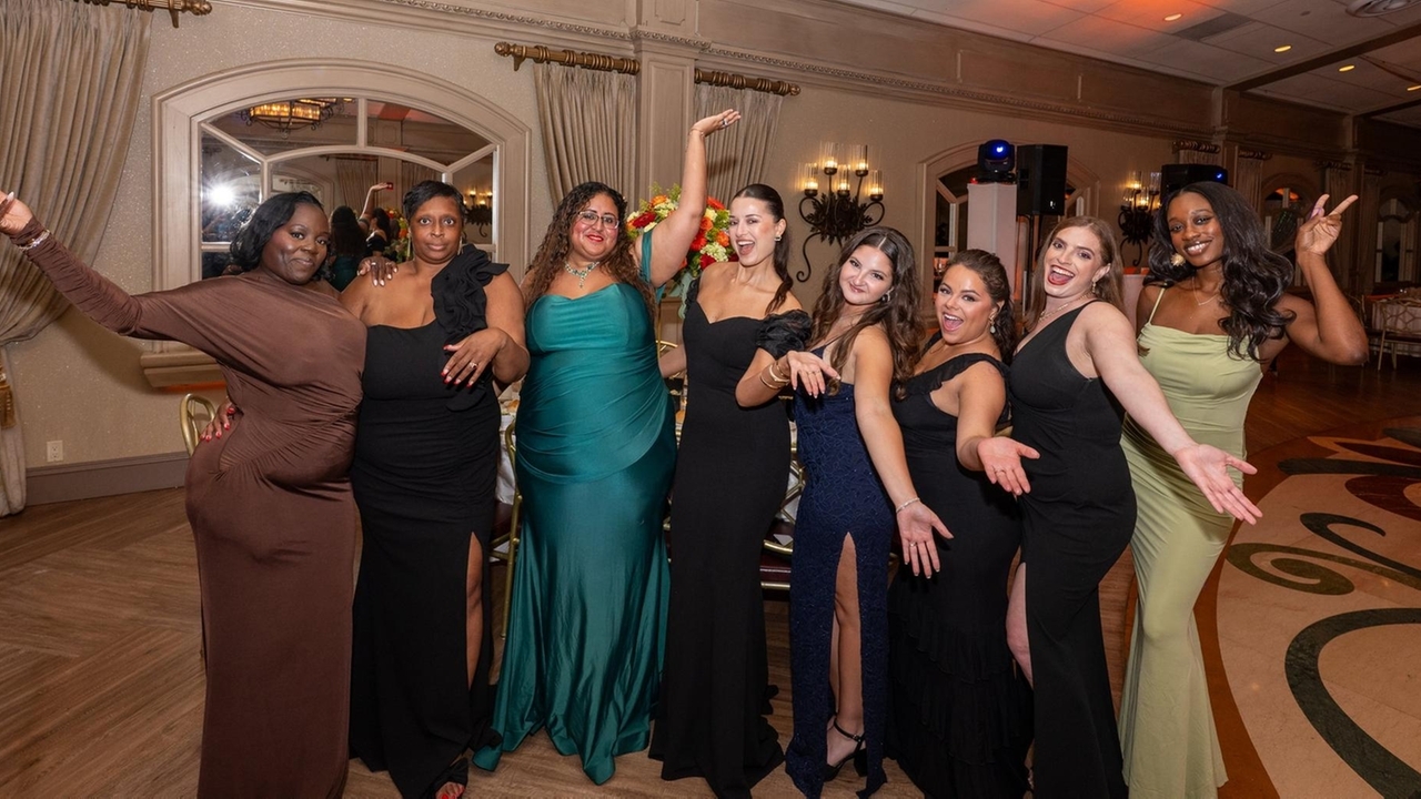 Fremde zahlten jeweils 40 Dollar, um an dieser Hochzeit auf Long Island ...