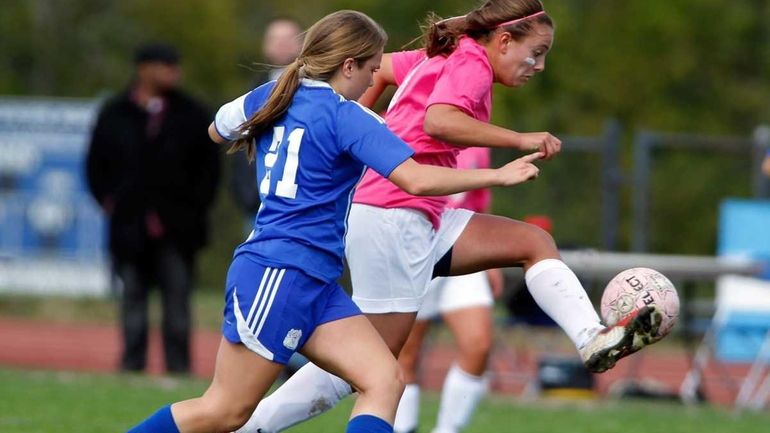 Hauppauge's Stephanie Peragallo #8 outraces North Babylon's Alyssa Vignone #21...