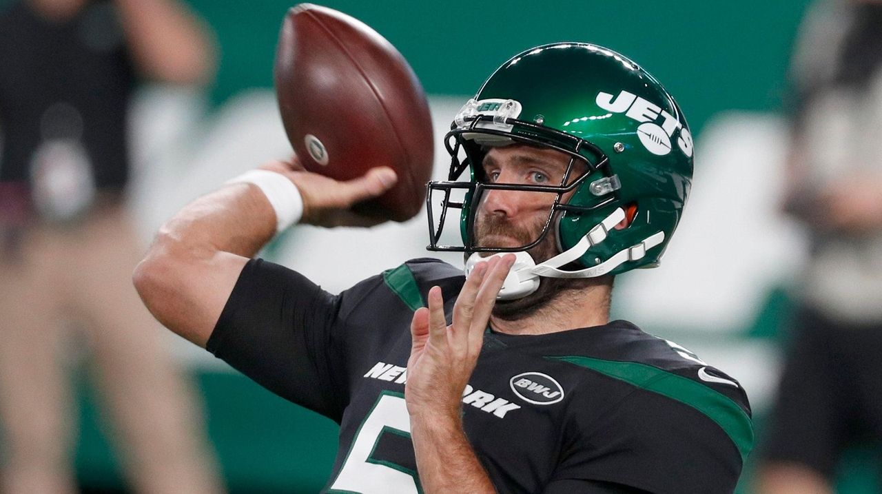 New York Jets quarterback Joe Flacco (19) warms up before playing