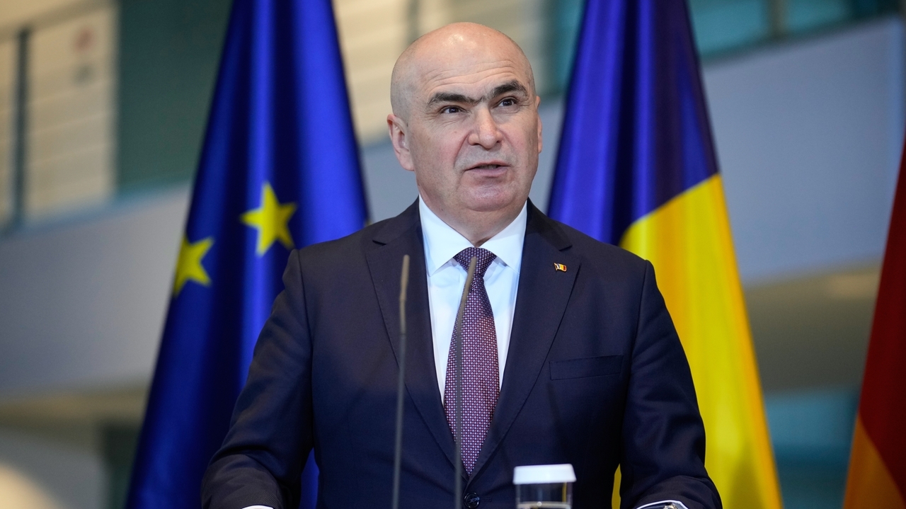 Romania's Socialists and a hard-right party seek to topple the center-right prime minister