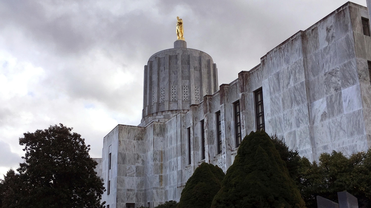 Oregon Democrats vote to fine absent senators amid GOP walkout - Vimarsana News