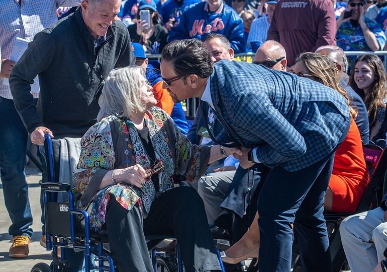 Tom Seaver statue unveiled by Mets at Citi Field - Newsday