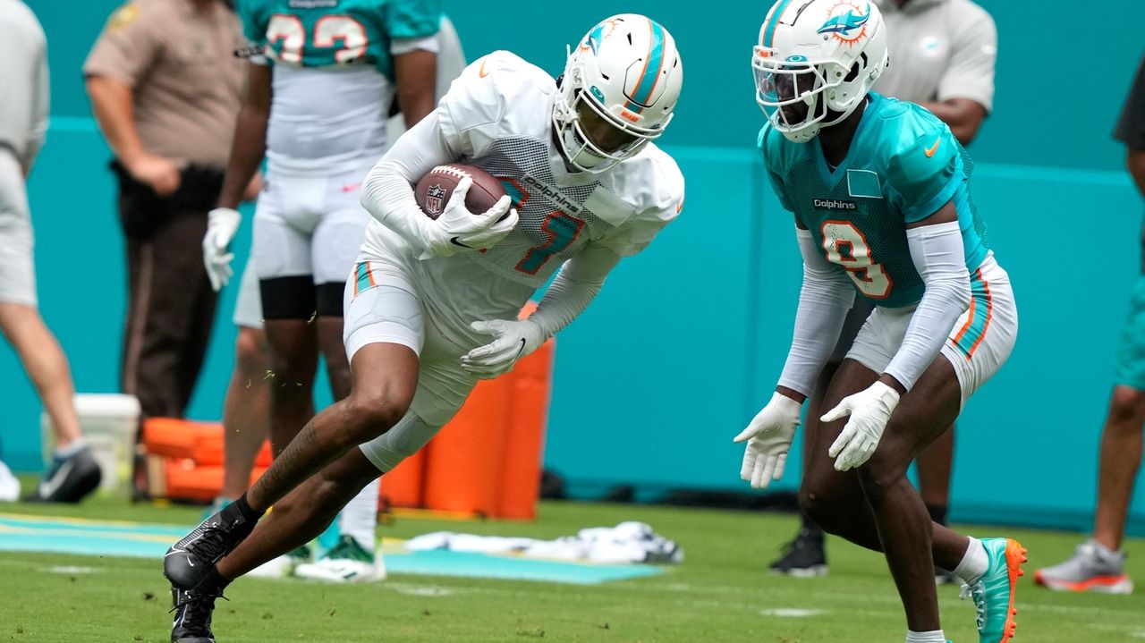 McDaniel praises defense in Dolphins scrimmage interrupted by lightning -  Newsday