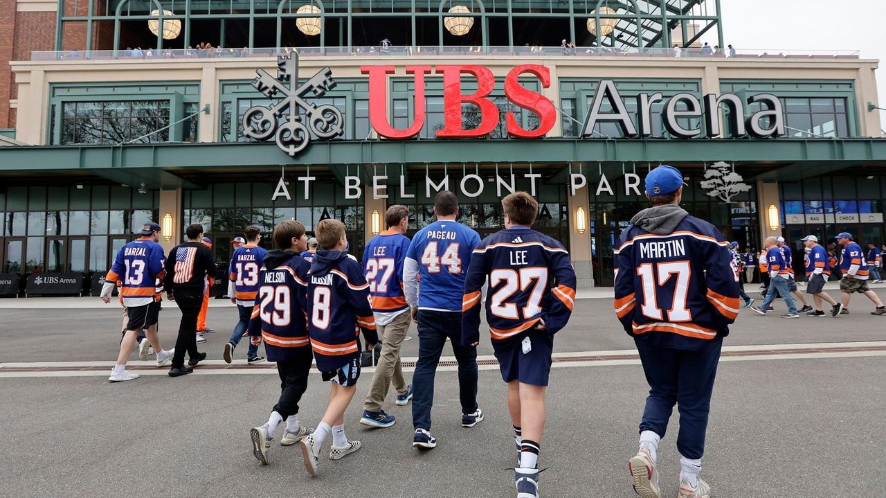 Photos IslesHurricanes Game 3 Newsday