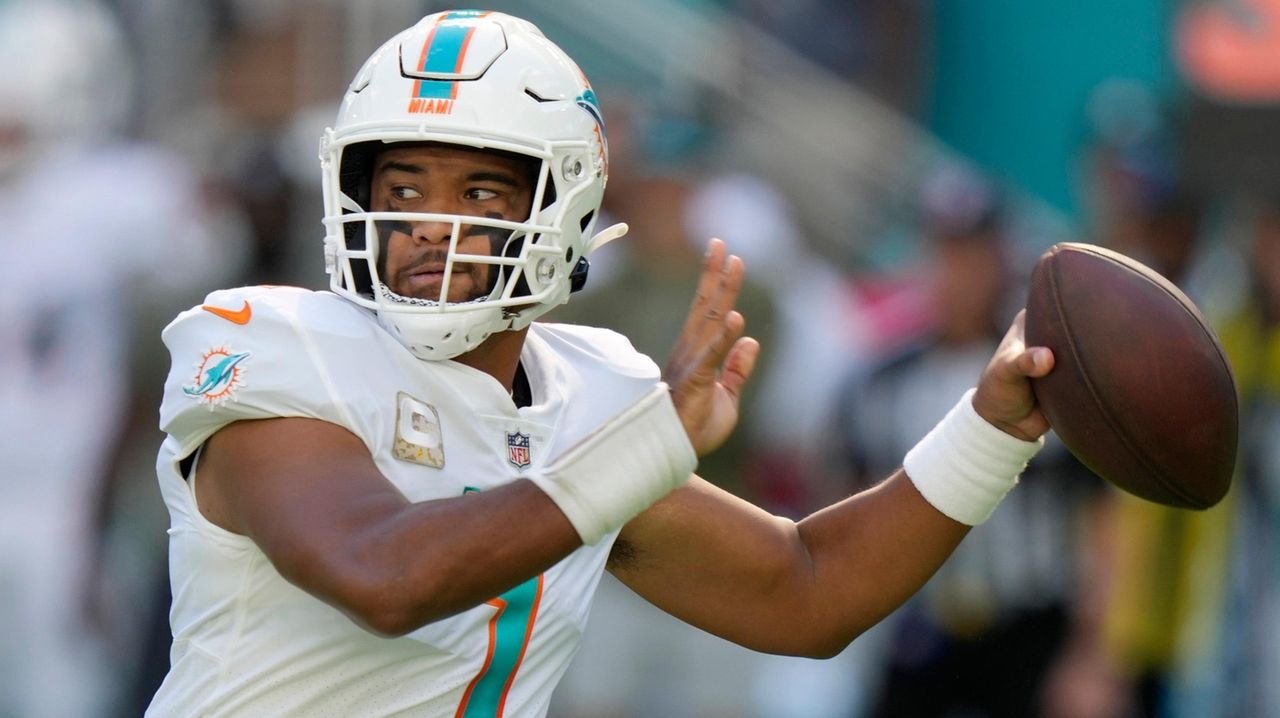 Tagovaila stays hot, throws for 3 TDs, Dolphins rout Browns