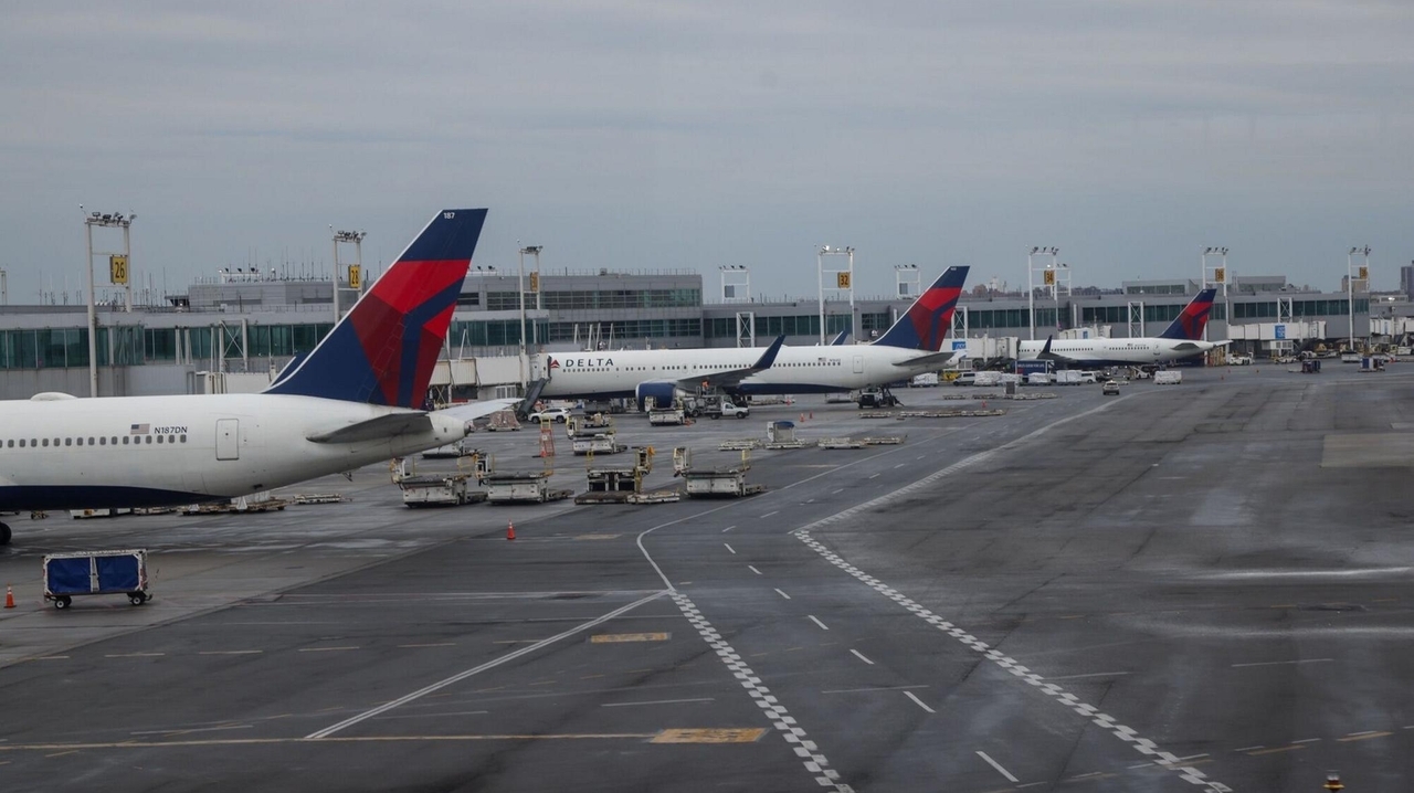 Delta flight returns to JFK after in-flight pressurization issue