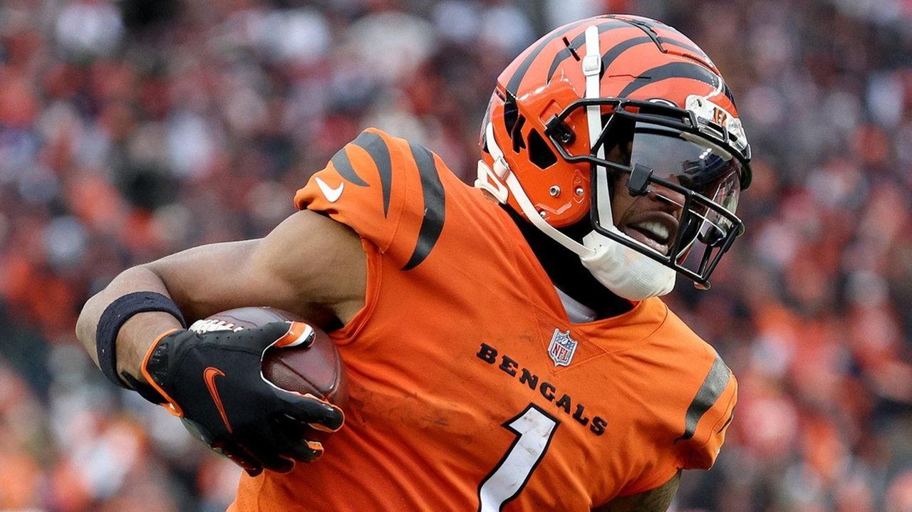 Isaac Curtis of the Cincinnati Bengals in action against the News Photo  - Getty Images