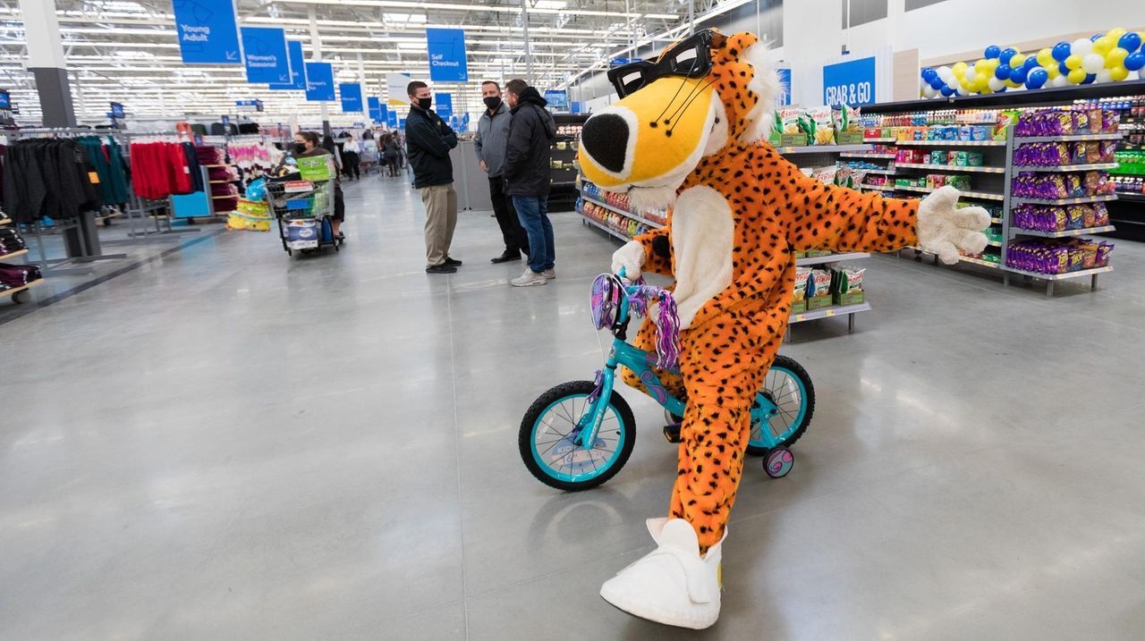 Walmart launches 197,000squarefoot supercenter in Yaphank Newsday
