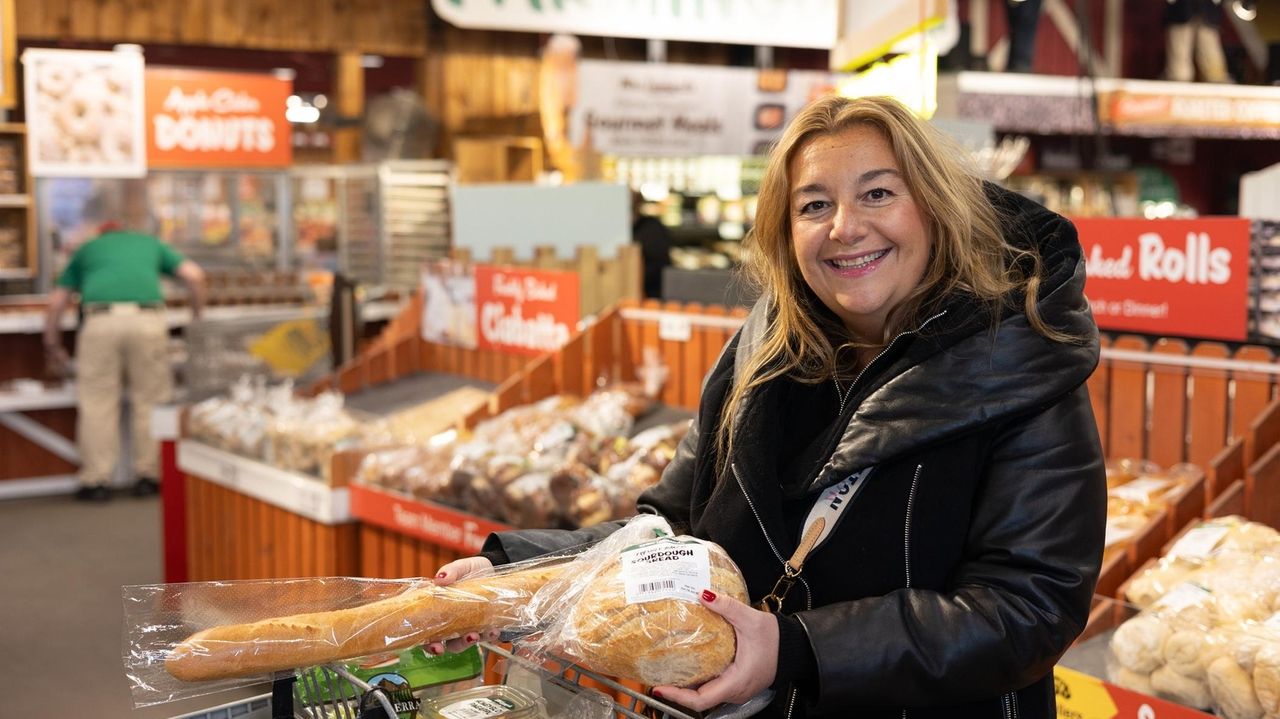 Long Islanders raid grocery stores before winter storm