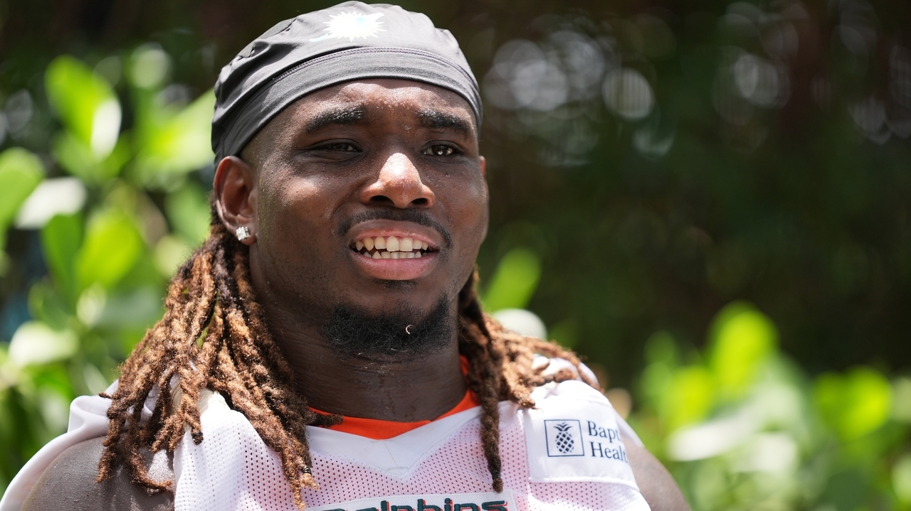 Dolphins agree to a 3-year extension with center Aaron Brewer, AP source says - Newsday