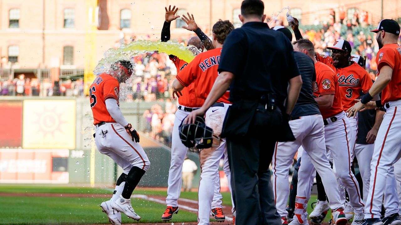 Cortes hurt, leaves after tying 3-run HR in ALCS Game 4 - The San